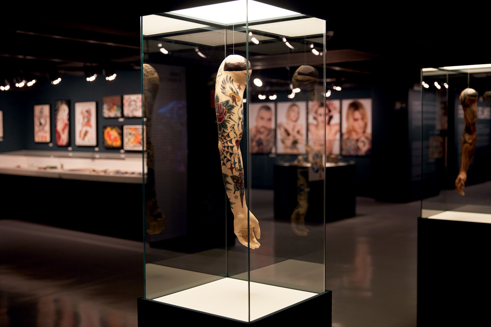 Exposição no Farol Santander conta a história da tatuagem no Brasil
