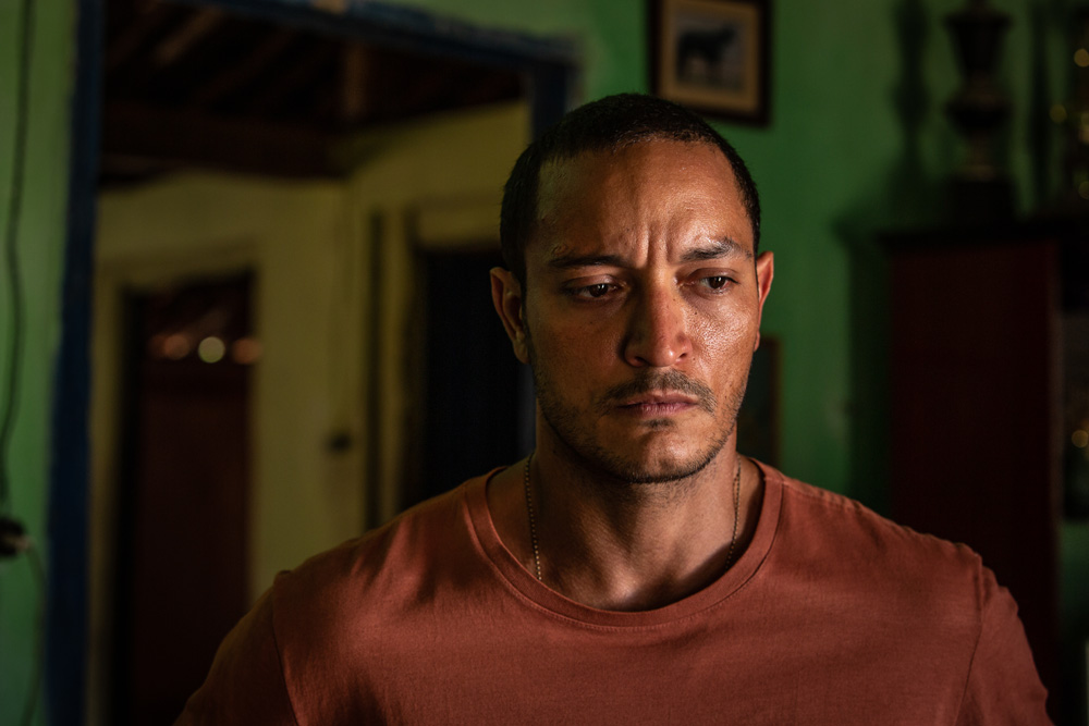 Ubaldo – Cangaço Novo (Amazon Studios-Divulgação) Cena de série exibe homem de pele bronzeada com olhar cabisbaixo em casebre fechado.