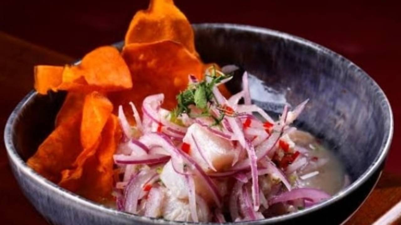 Tigela de cerâmica cinza, com o famoso prato peruano ceviche dentro.