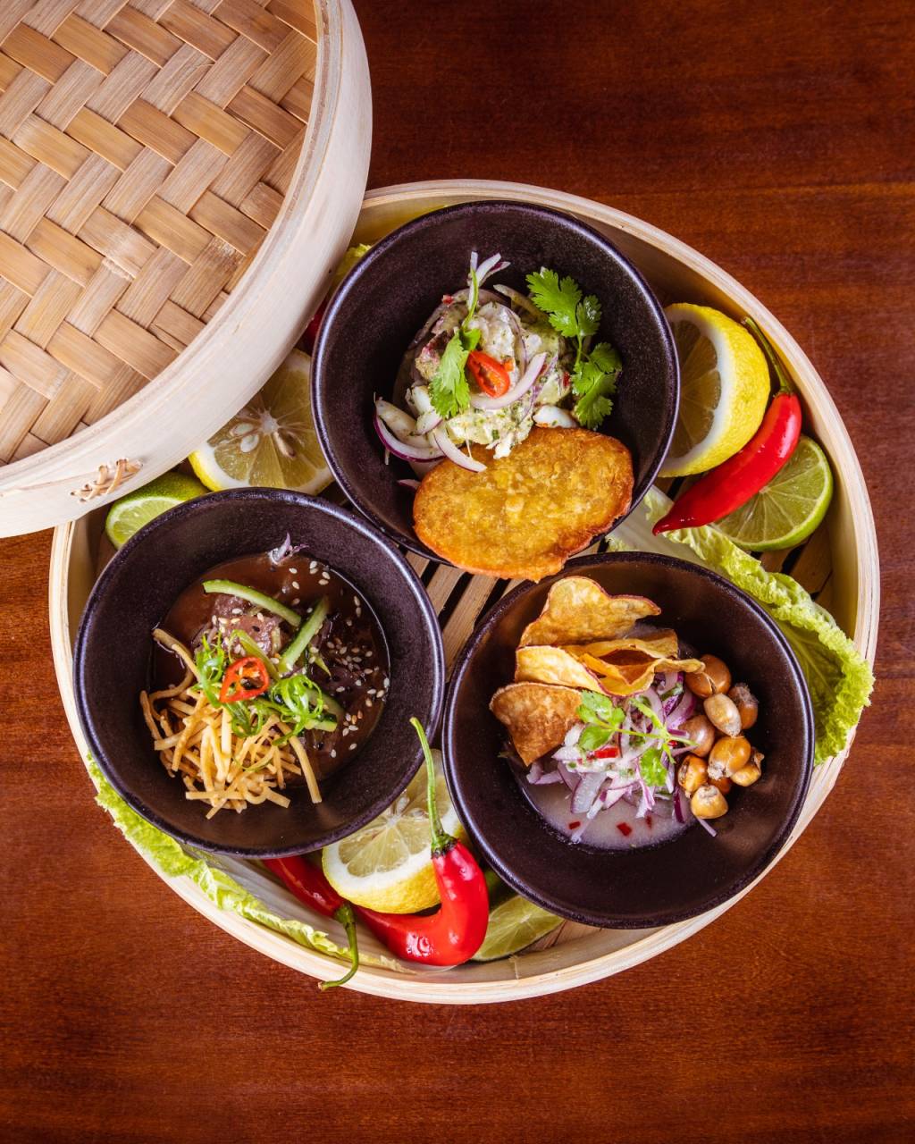 Cantón – ceviche Foto tirada de cima, três tigelas com ceviche dentro.