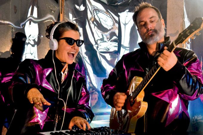 Com música e projeções, peça aborda a existência no Sesc Belenzinho