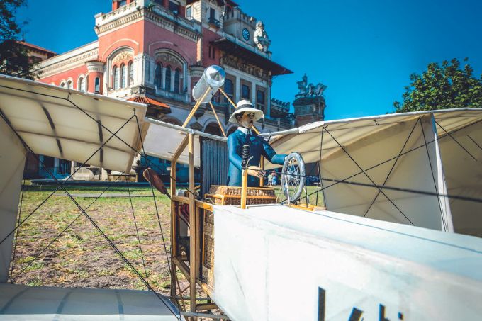 Mostra no Catavento celebra 150 anos de Santos Dumont com réplicas de aviões