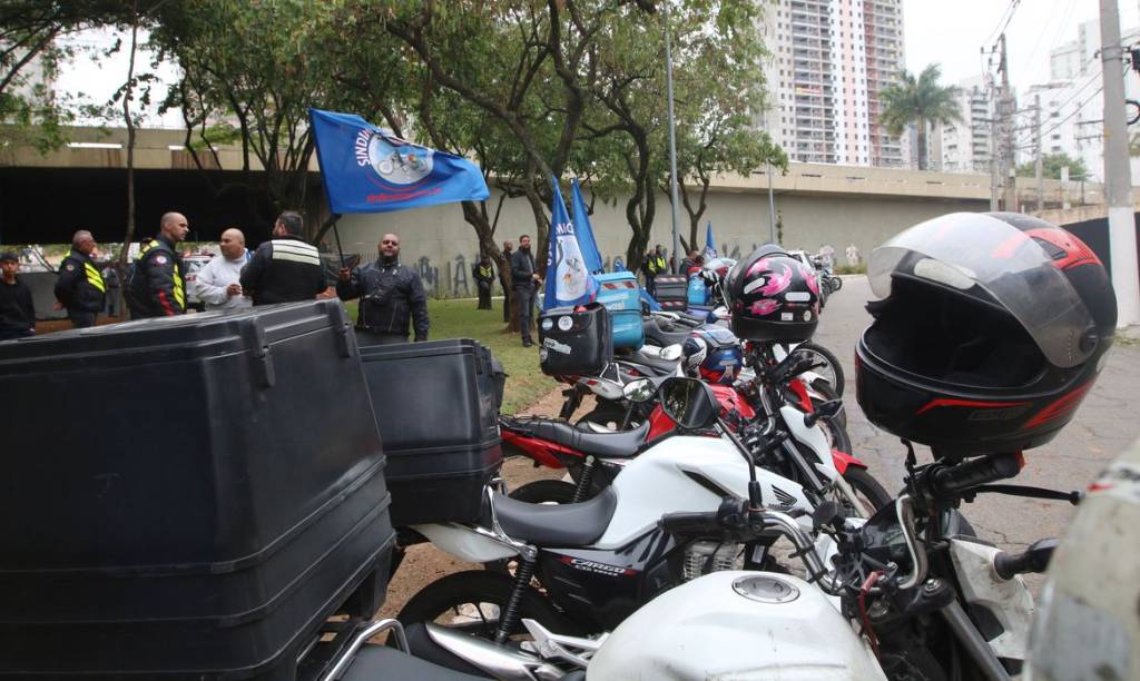 Motoboys que trabalham para aplicativos fazem paralisação