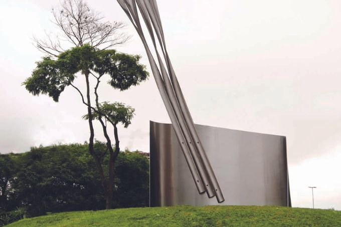 nicolas vlavianos escultura avenida das nações unidas