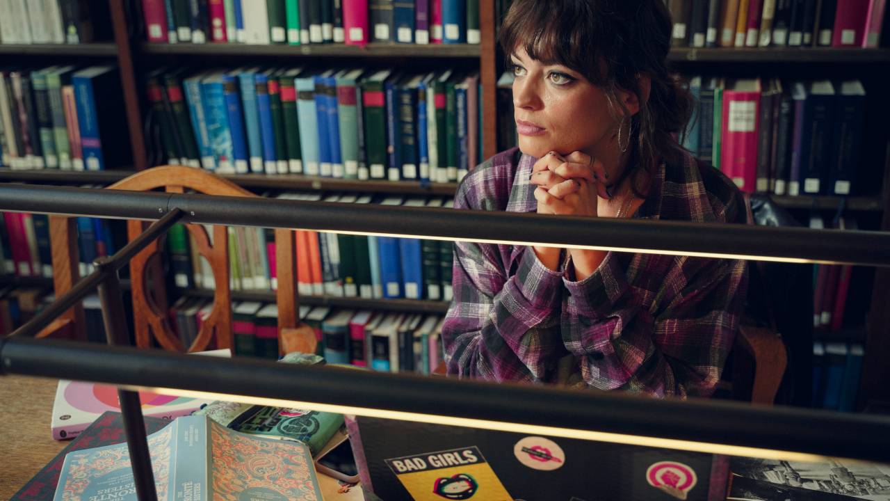Emma Mackey em biblioteca escolar