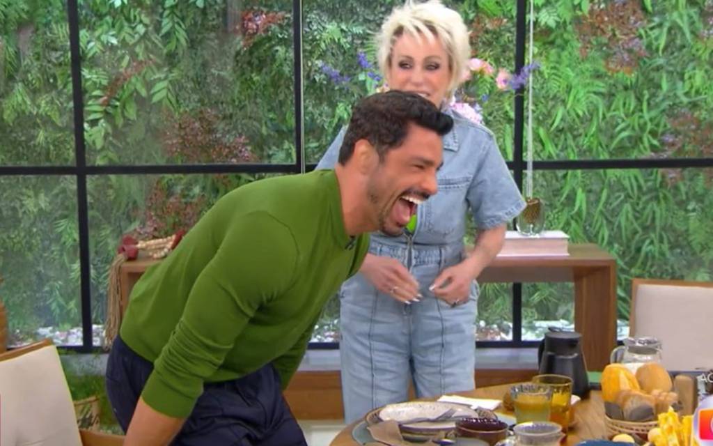 Ana Maria tenta levantar camisa de Cauã Reymond ao vivo
