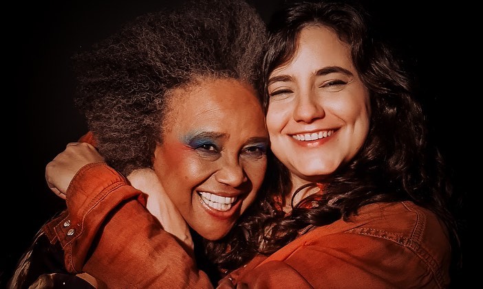 Esposa de Sandra de Sá tatua o rosto da cantora no braço