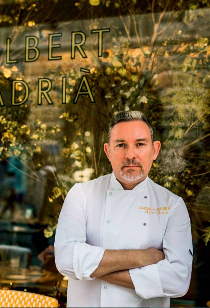 Albert Adriá Retrato de um homem branco e grisalho com braços cruzados.