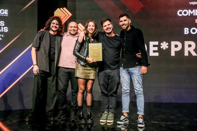 Mohamad Hindi entrega placa pelo De*Primeira: o casal de restaurateurs do ano Júlia Tricate e Gabriel Coelho entre Kacio James e Enildo Bezerra, da equipe Mohamad Hindi entrega placa pelo De*Primeira: o casal de restaurateurs do ano Júlia Tricate e Gabriel Coelho entre Kacio James e Enildo Bezerra, da equipe