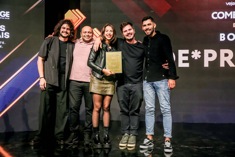 Mohamad Hindi entrega placa pelo De*Primeira: o casal de restaurateurs do ano J&uacute;lia Tricate e Gabriel Coelho entre Kacio James e Enildo Bezerra, da equipe
