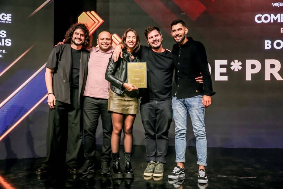 Mohamad Hindi entrega placa pelo De*Primeira: o casal de restaurateurs do ano J&uacute;lia Tricate e Gabriel Coelho entre Kacio James e Enildo Bezerra, da equipe