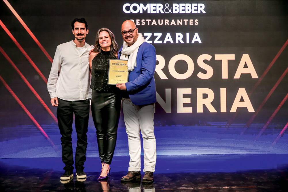 Diego Chiappero e Diego Sacilotto, da La Crosta Forneria, com Maria C&acirc;ndida ao centro: pizzaria premiada
