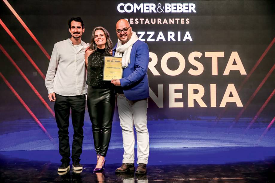 Diego Chiappero e Diego Sacilotto, da La Crosta Forneria, com Maria C&acirc;ndida ao centro: pizzaria premiada