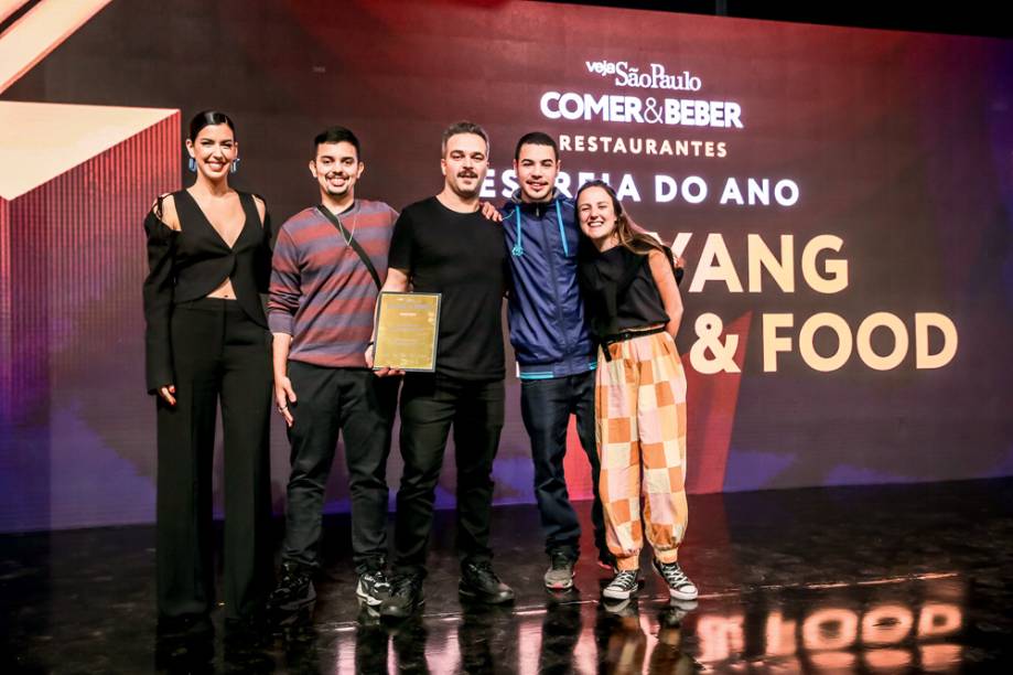 Camila Coutinho com o chef Maur&iacute;cio Santi (com a placa) mais Alef, Gabriel e Julia, da equipe do Ping Yang: estreia do ano