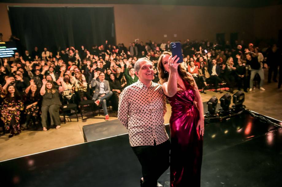 Loren&ccedil;ato e Regina Volpato: selfie na cerim&ocirc;nia para convidados
