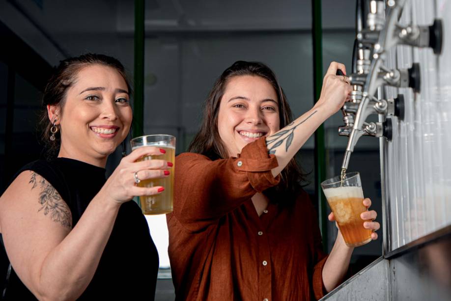 As irmãs Carol e Gabriela: com as bebidas de fabricação própria