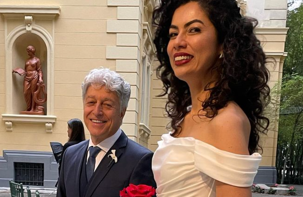 Caco Barcellos se casa com Carla Tilley na presença de Ana Maria e amigos