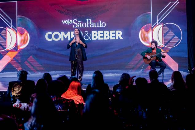 A cantora Assucena: atração musical da noite A cantora Assucena: atração musical da noite