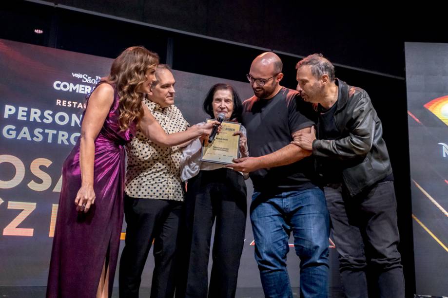 Rosa Raw: personalidade gastronômica subiu ao palco com o neto, Julio, e o filho Hilton Rosa Raw: personalidade gastronômica subiu ao palco com o neto, Julio, e o filho Hilton