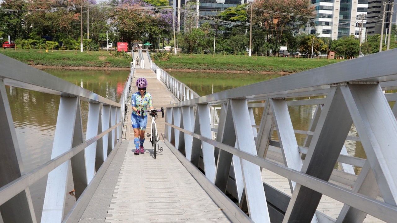 Travessia tem 100 metros de comprimento por três de largura; passagem deve ser feita empurrando a bicicleta