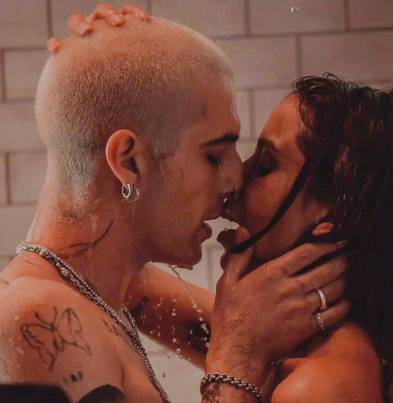 Anitta faz par romântico com vocalista da Måneskin em clipe