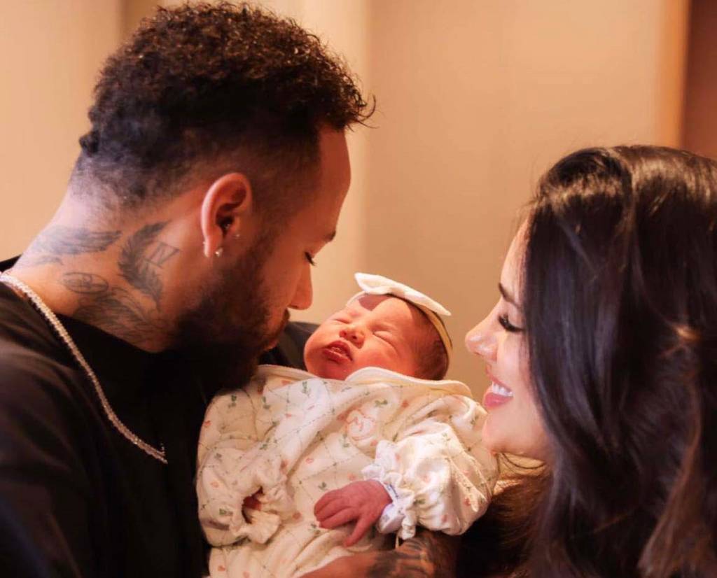 Em dia de jogo, Neymar publica foto de Mavie com uniforme do Brasil