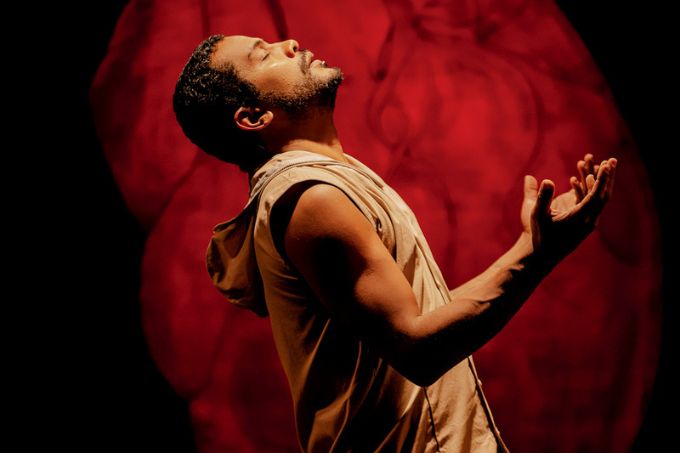 ‘E Vocês, Quem São?’ é desabafo de Samuel de Assis sobre racismo