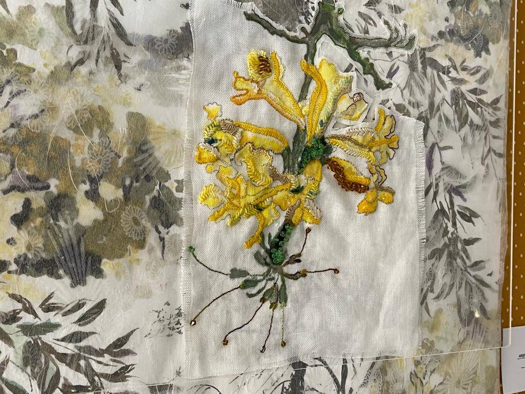 Mostra ‘Arquitetura das Emoções Humanas’ une o bordado e a aquarela