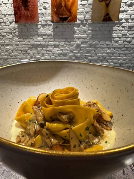 Evvai: pappardelle com cogumelo da casa ca&ccedil;ula Trattorita
