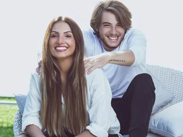 Imagem mostra Patrícia e o filho sorrindo em foto