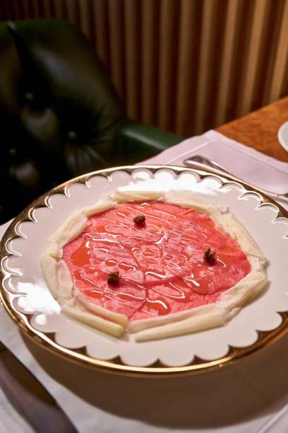 Clássico carpaccio: com alcaparra, azeite e queijo grana padano