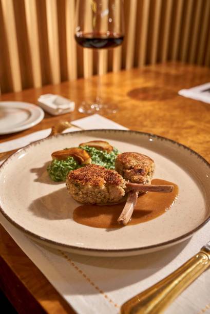 Cordeiro: servido em camisa de ervas Cordeiro: servido em camisa de ervas