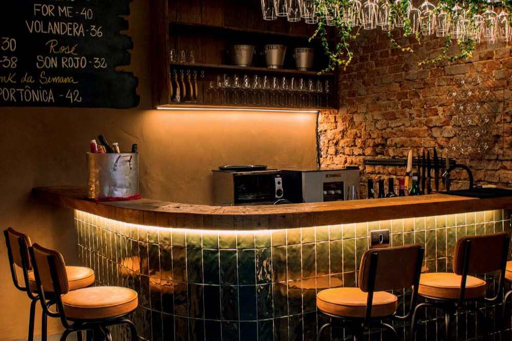 Cachorrinha batiza novo bar de vinhos de Pinheiros, o Clementina