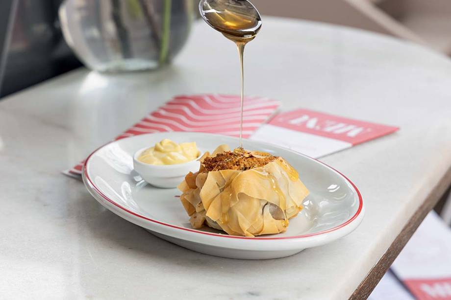 Philo strudel: folhas de massa filo ao redor de uma maçã inteira assada ao lado de creme inglês