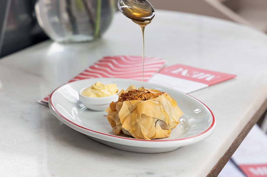 Philo strudel: folhas de massa filo ao redor de uma maçã inteira assada ao lado de creme inglês Philo strudel: folhas de massa filo ao redor de uma maçã inteira assada ao lado de creme inglês