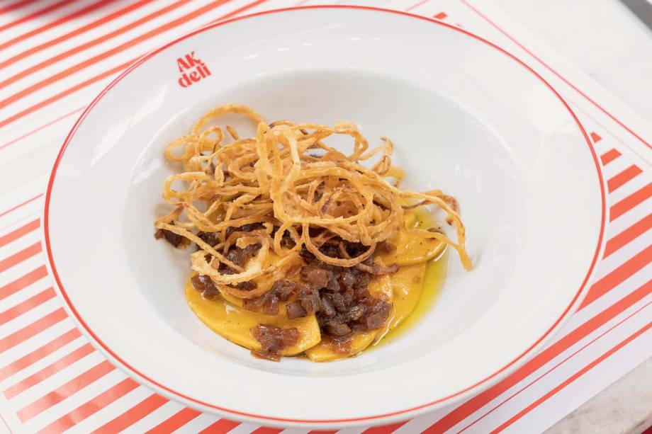 Varenique: recheado de batata com cebola caramelada e crocante Varenique: recheado de batata com cebola caramelada e crocante