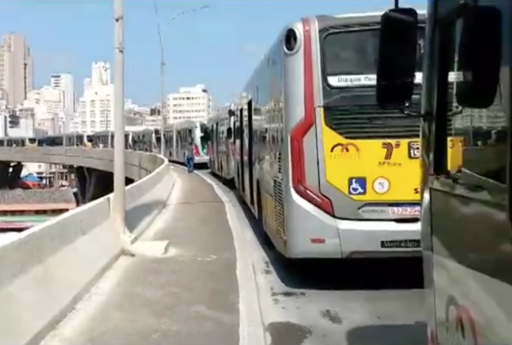 Nove terminais de ônibus são bloqueados na capital