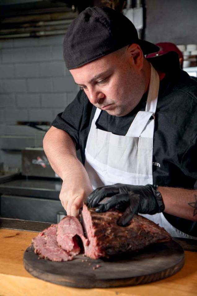 Chef Rodrigo Ferrara: prepara carnes defumadas Chef Rodrigo Ferrara: prepara carnes defumadas