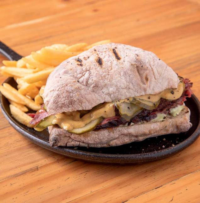 Pastrami: leva fatias do peito bovino, picles de pepino e molho de mostarda na ciabatta Pastrami: leva fatias do peito bovino, picles de pepino e molho de mostarda na ciabatta