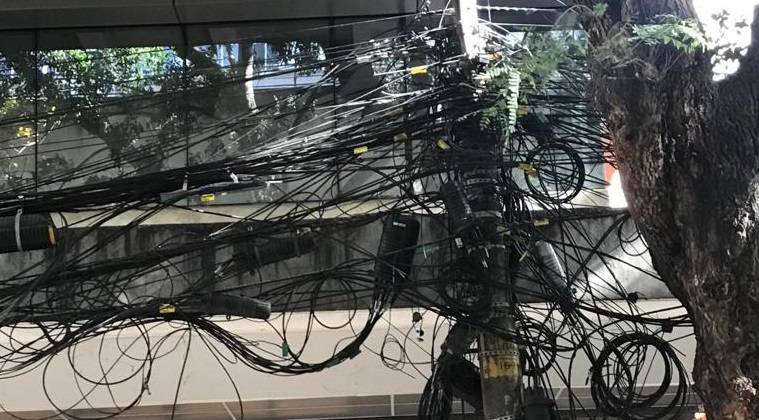 Projeto que obriga teles a identificar fios em postes avança na Câmara