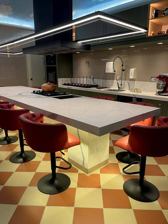 Mesa com fog&otilde;es: na cozinha demonstrativa