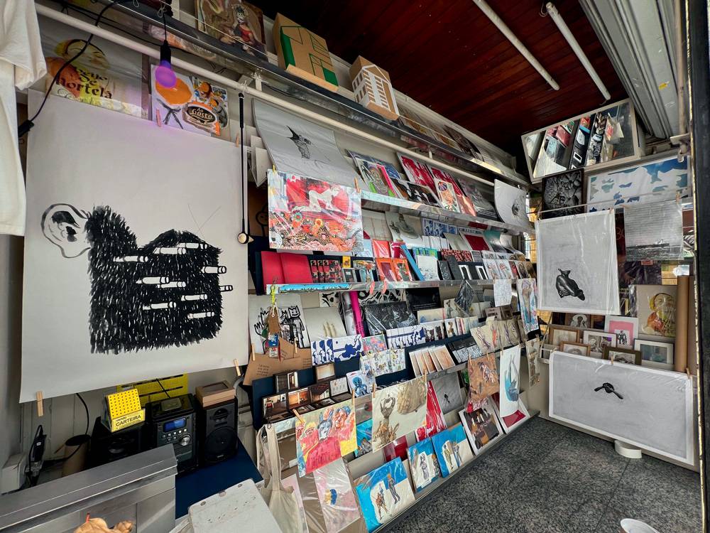 Banca em Pinheiros é ocupada por arte e vira plataforma para novos nomes