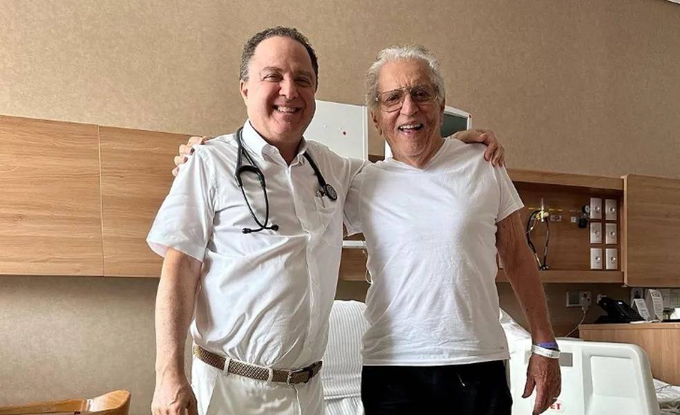 Carlos Alberto de Nóbrega recebe alta médica após acidente doméstico