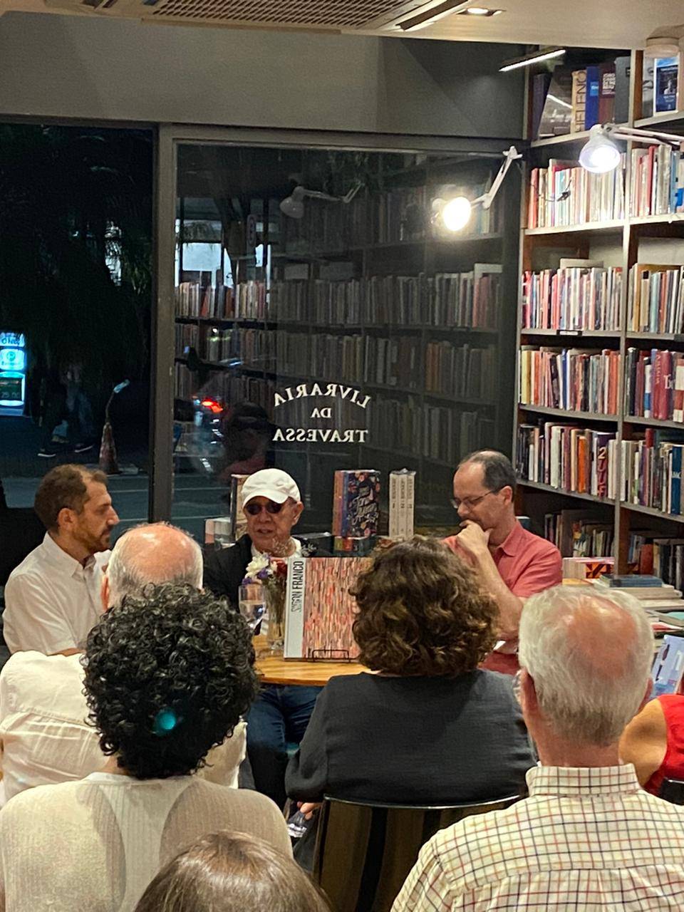Cosac lança 1° livro após retorno ao mercado na Livraria da Travessa