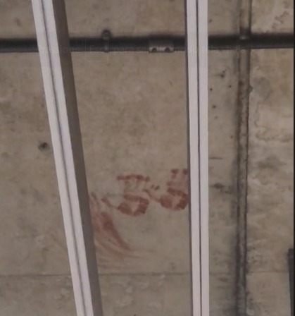 O que está por trás das marcas de mão no teto de estação do Metrô