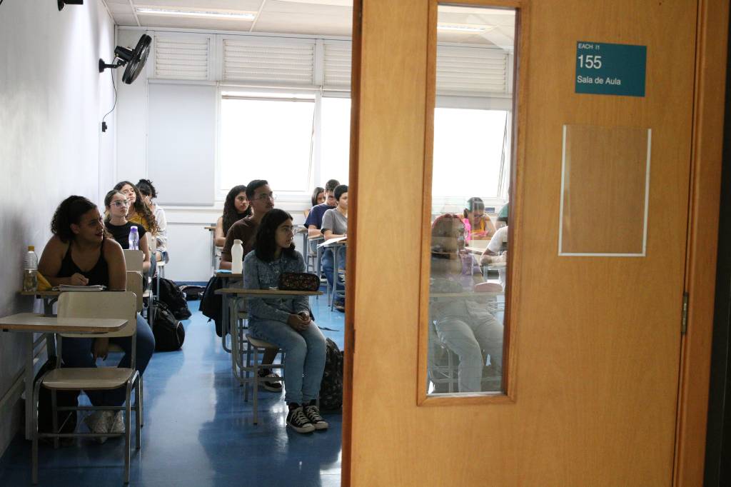 Fuvest 2025: primeira fase do vestibular acontece neste domingo