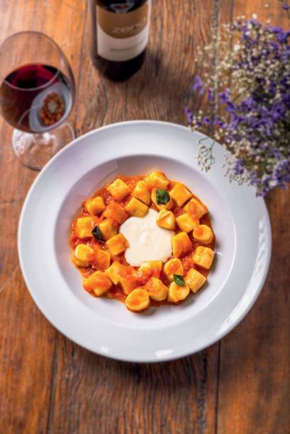 Nhoque ao molho de tomate fresco e manjeric&atilde;o: com queijo stracchino derretido