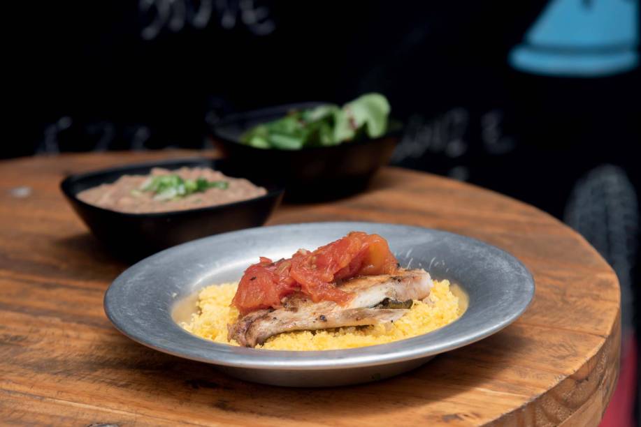 Peixe-serra grelhado: com molho de tomate e cuscuz