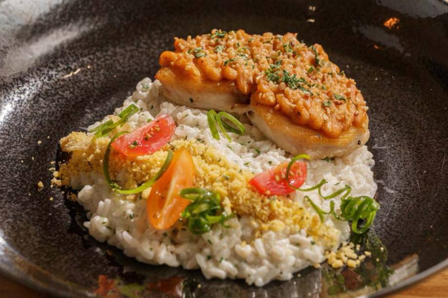 Surubim em crosta de castanha e arroz de coco com pimenta-de-cheiro: do Duas Terezas Surubim em crosta de castanha e arroz de coco com pimenta-de-cheiro: do Duas Terezas