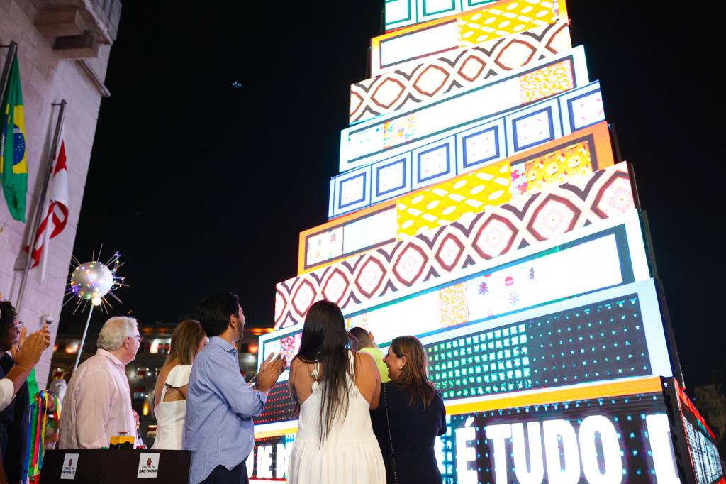 Vilas de Natal estarão abertas nesta segunda